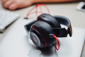 オーディオブックのナレーターとしての副業はどう始めるべき？