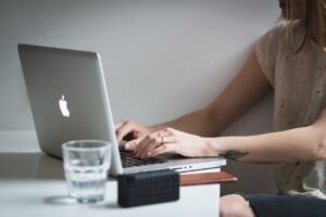 オーディオブックのナレーターとして副業を始めるためのステップは？