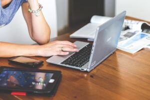 ネット声優が稼ぐ仕組みとはどのようなものですか？